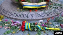 У 1941–1943 роках у Бабиному Яру були розстріляні, за різними даними, від 70 до 200 тисяч осіб. Більшість із них були євреями, за етнічною ознакою там страчували і ромів. Також у Бабиному Яру розстріляли, зокрема, понад 600 членів Організації українських націоналістів (ОУН)