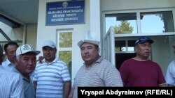 Жалал-Абад облустук бийлигинин имаратына кирип баргандар,31-май, 2013.  