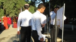 Diňle: Mugallymçylyk institutynyň talyplary: Mugallym taýak bilen dabanymyza we bilimize urýar