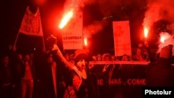 Հայաստան, Երևան, նոյեմբեր, 2014թ․ - Ֆուտբոլի երկրպագուները պահանջում են ՀՖՖ նախագահ Ռուբեն Հայրապետյանի հրաժարականը