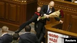 Депутат Олег Барна намагається винести з-за трибуни прем'єр-міністра України Арсенія Яценюка під час засідання Верховної Ради. Київ, 11 грудня 2015 року