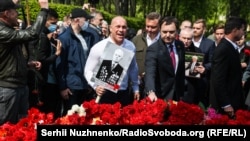 Ільля Ківа на акцыі «Несьмяротнага полку» у Кіеве 9 траўня 2021 году. Архіўнае фота