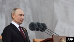 Президент Росії Володимир Путін на Красній площі в Москві 9 травня 2025 року