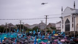 Яңгырлы көн булуга карамастан Акмәчет бистәсенә җирле мәчет янындагы мәйданга матәм чарасына 10 меңләп кеше җыелды.