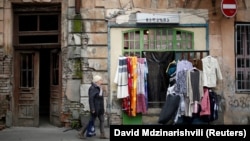 Согласно неофициальной информации, ограничения в банковском секторе привели к снижению покупательской способности населения