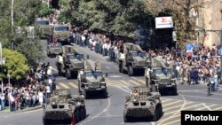 Военная техника российского производства на военном параде в Ереване (архив)