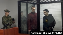 “Клооп” басылмасынын мурдагы операторлору Александр Александров менен Жоомарт Дуулатов сотто. Архивдик сүрөт.