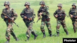 Армянские военнослужащие во время учений (архивная фотография)
