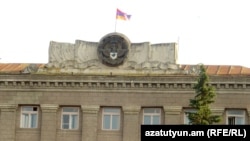Флаг и герб Нагорного Карабаха на главном здании правительства в Степанакерте