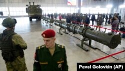 Ракети 9М729, сховані у транспортно-пускових контейнерах, на тлі пускової установки комплексу «Іскандер» на виставці під Москвою, січень 2019 року. Саме ці ракети і стали порушенням договору