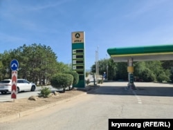 Навіть місцевий монополіст – компанія ATAN – у Криму змушений закривати деякі свої заправки через проблеми з паливом, вересень 2025 року