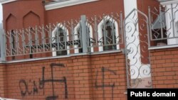 Мәчет бинасының ике урынында свастика ясалган