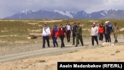 Ата-бабалардын Үркүндө качкан жерлерин көрүүгө түрдүү аймактардан 40 чамалуу улан-кыздар чогулган. 