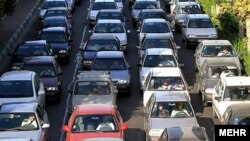 دولت محمود احمدی‌نژاد فروردین‌ماه ۱۳۸۹ اعلام کرد که به خاطر مسائلی چون ترافیک و زمین‌لرزه، خروج ۲۰۰ هزار کارمند از تهران در دستور کار قرار دارد.
