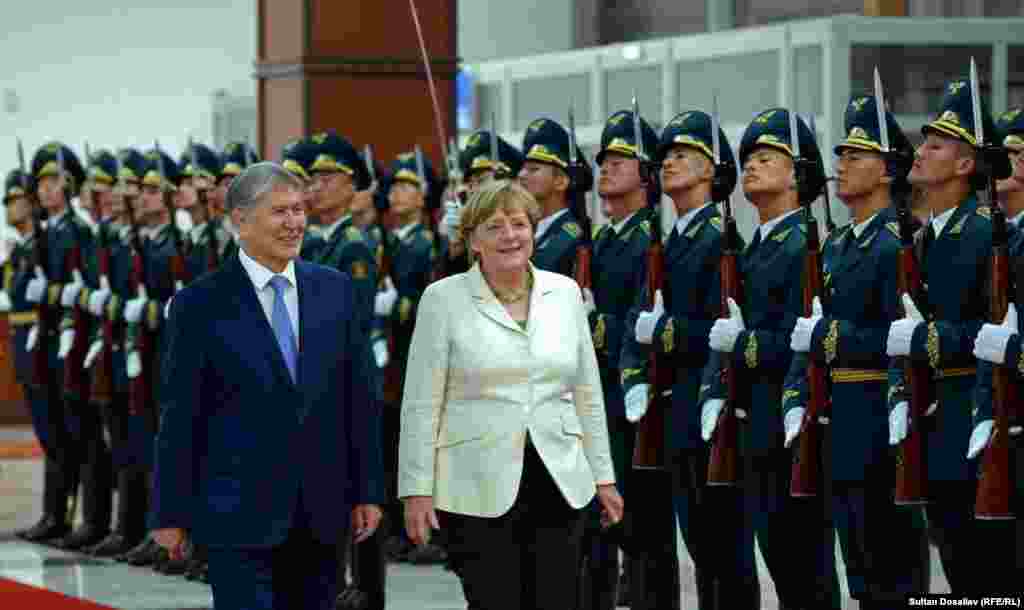 В зале прилета была организована торжественная встреча с почетным караулом и оркестром, сыгравшим государственные гимны Кыргызстана и Германии.