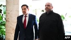 مارکو روبیو، وزیر خارجه آمریکا (چپ) و رستم عمروف، رئیس هیئت اوکراینی، روز ۹ آذر در فلوریدا با یکدیگر دیدار کردند تا پیشنهاد صلح را بررسی کنند