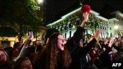 Susținătorii lui Nicușor Dan se bucură că acesta a câștigat alegerile prezidențiale din România. 