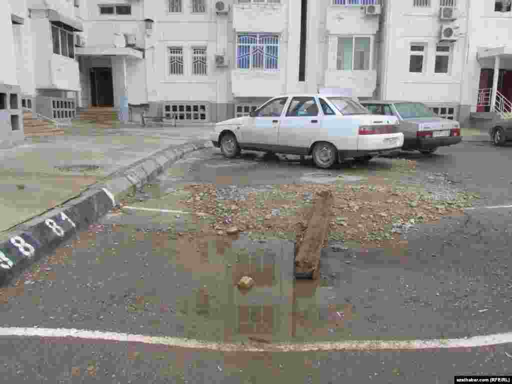 Ýerli resmiler düýpli abatlaýyş işlerini geçirmän, oýlaryň üstüni gum bilen örtýärler.