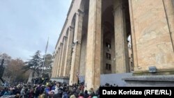 Демонстранти біля стін парламенту Грузії, 25 листопада 2024 року
