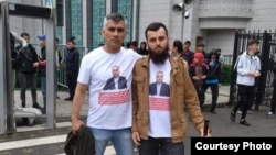 Шухрат Кудратов (слева) и его товарищ в Москве