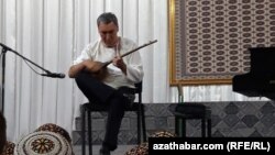 Осман Гуджимов.  Концерт к Международному дню музыки в Туркменской национальной консерватории имени Маи Кулиевой. Ашхабад, 1 октября, 2024. 