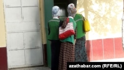 Aşgabatdaky bankomat nobatlary (arhiw suraty)