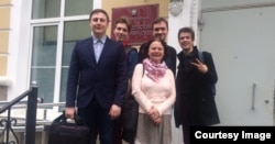 Елена Попова, Мирослав Мишин и Александр Передрук у Красносельского районного суда Петербурга - после выигранного суда по защите активистов, задержанных в военкомате. 2016 год.