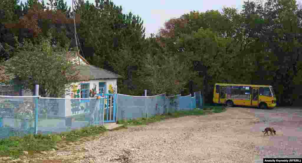 Dağlıq yerinde bulunğan Tolban (Opuşki) köyünde tek eki soqaq bar. Qırım paytahtından anda avtobusnen barıp çıqmaq mümkün. Turaq inşaatı köyde yoq, amma avtobus yolcularnı &quot;Opuşki&quot; bala sanatoriyi yanında bekley.&nbsp;