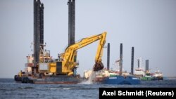 Ми закликаємо президента США Джо Байдена використати всі наявні в його розпорядженні засоби, щоб не допустити завершення проєкту», – йдеться у статті міністрів закордонних справ України і Польщі Дмитра Кулеби і Збігнєва Рау