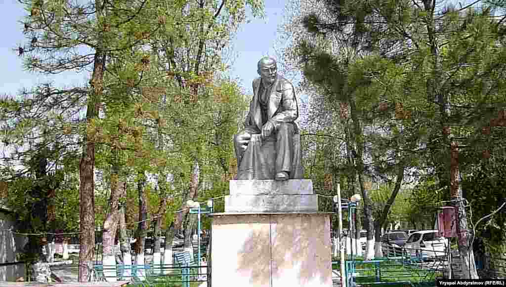 Джалал-Абад. Памятник был установлен в 1943 году