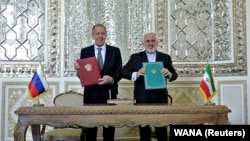 محمدجواد ظریف و سرگئی لاوروف در مراسم امضای توافقی در تهران، ۲۴ فروردین ۱۴۰۰
