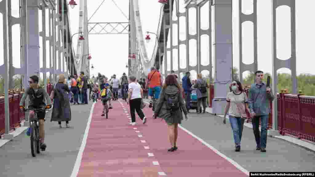 Головний санітарний лікар України Віктор Ляшко&nbsp;заявив: &laquo;Як би вже не хотілось всім нам позбавитись цього карантину і коронавірусу, треба все ж таки включити тумблер терпіння. Терпіння, яке дозволить нам вийти з карантину вчасно. А не передчасно&hellip; Повна відміна карантину без запровадження обґрунтованих профілактичних заходів &ndash; це 120&ndash;140 тисяч смертей до кінця вже цього року&raquo;. Попри карантині обмеження, все більше людей нехтують правилами. Парковий (пішохідний) міст на Труханів острів у неділю, 3 травня&nbsp; 