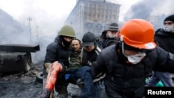 Учасники Євромайдану несуть пораненого, Київ, 20 лютого 2014 року