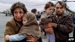 Армения - Семья беженцев, прибывшая в Ереван вследствие усиливавшегося давления на армян в Нагорном Карабахе, май 1991 г.