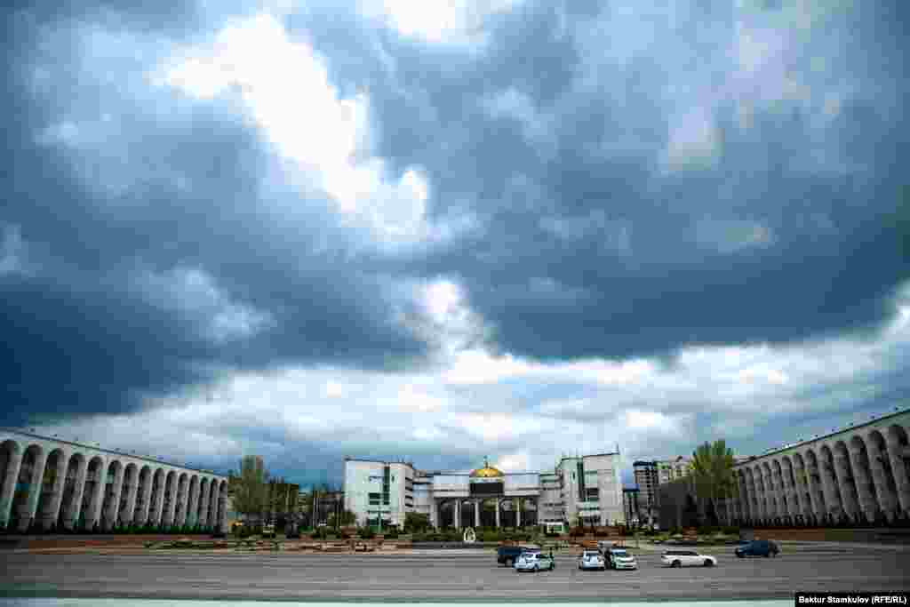 Ала-Тоо аянтында бирин-серин жүргөн кишилерди жана милиция кызматкерлерин гана көрүүгө болот.