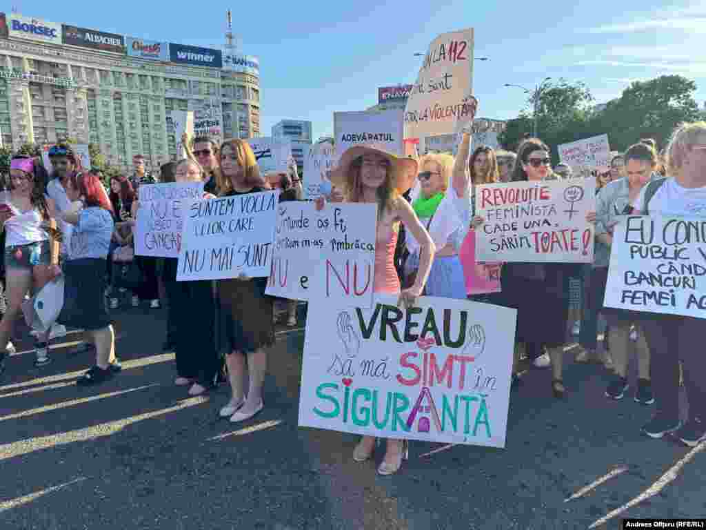 «Ми втомилися жити в культурі толерантності до насильства, коли воно спрямоване проти жінок з бідних верств населення, ромських жінок або жінок, які мають досвід, що не робить їх «гідними» в очах суспільства, щоб бути захищеними», – заявили організатори акції протесту
