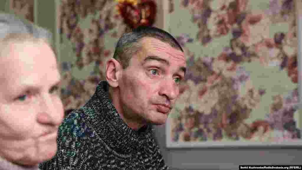 Ігор, 53 роки, 5 років назад в Ігоря помирає мама, а в нього стається інсульт. Шахраї підробили документи на квартиру, та продали її. Волонтери винаймають для Ігоря ліжко-місце в хостелі,&nbsp;і допомагають в суді анулювати продаж квартири 