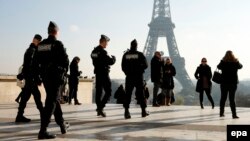 به گفته کازنو در حال حاضر از صد هزار نفر، از نیروهای ژاندارم تا پلیس و سربازان ارتش فرانسه، برای محافظت از شهروندان استفاده می‌شود