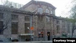 Здание Национальной библиотеки в Ереване 
