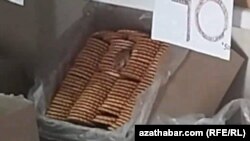 Kökeleriň arasynda oturan syçanjyk