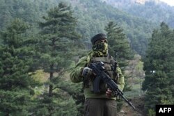 Индийски военен служител охранява в Пахалгам, южно от Шринагар, на 23 април 2025 г., след нападението.