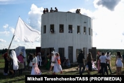 Учасники фестивалю «Архстояние-2025» в арт-парку «Никола-Ленивец», Калузька область, 26 липня 2025 року