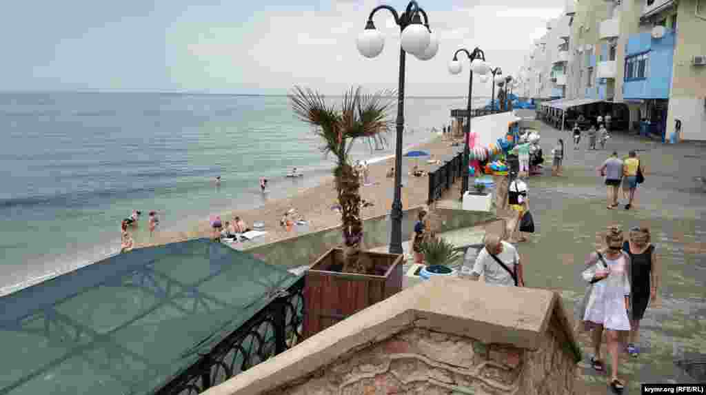 Apartamentlerniñ yanında yalıda raatlıq içün mallarnı satalar, turistler kezine