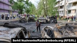 Komunalni radnici čiste teren nakon ruskih napada dronovima na Kijev, 4. maja 2025.