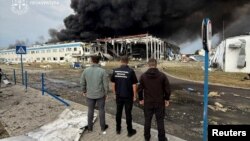 Füst a Flextronics gyár felett, amelyet orosz rakétatámadás ért Munkácson, Kárpátalján, 2025. augusztus 21-én