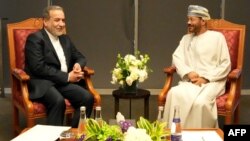 Իրանի արտաքին գործերի նախարար Աբբաս Արաքչին ԱՄՆ-ի հետ բանակցություններից առաջ Մուսկատում հանդիպում է Օմանի արտաքին գործերի նախարար Սայիդ Բադր ալ-Բուսաիդիի հետ, 12-ը ապրիլի, 2025թ․