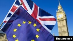 Միացյալ Թագավորության և Եվրամիության դրոշները Ուեսթմինսթերյան պալատի առջև, արխիվ