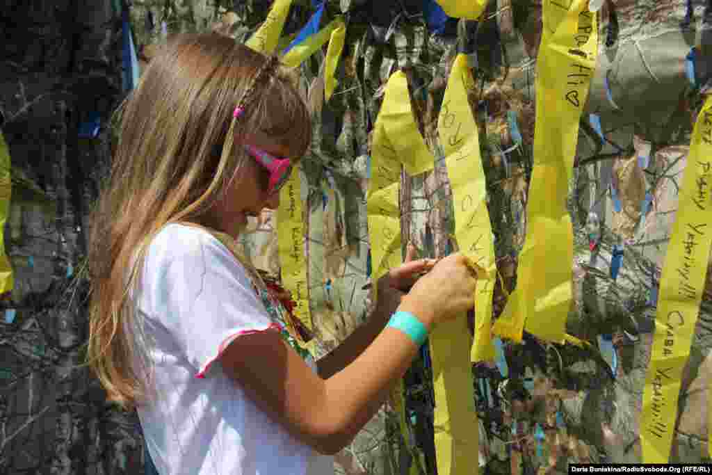 Діти та дорослі писали побажання бійцям. Потім вішали їх на маскувальну сітку, яку канадські волонтери надішлють в Україну на передову