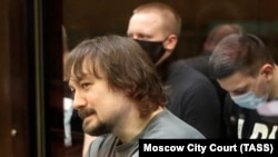 Журналист Иван Голуновдун сумкасына маңзат таштоого айыпталган полиция кызматкерлери сотто. 14-декабрь, 2020-жыл. 