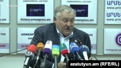 Первый заместитель председателя комитета Государственной думы РФ по делам СНГ, евразийскому интегрированию и связям с соотечественниками Константин Затулин на пресс-конференции в Ереване, 28 апреля 2018 г․